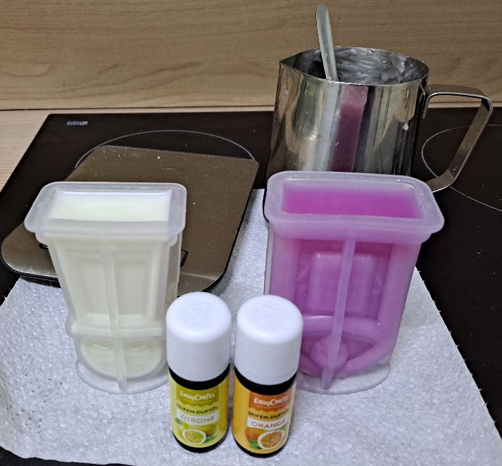 Velas de cera de abeja, con forma de tumba, enfriándose en el molde