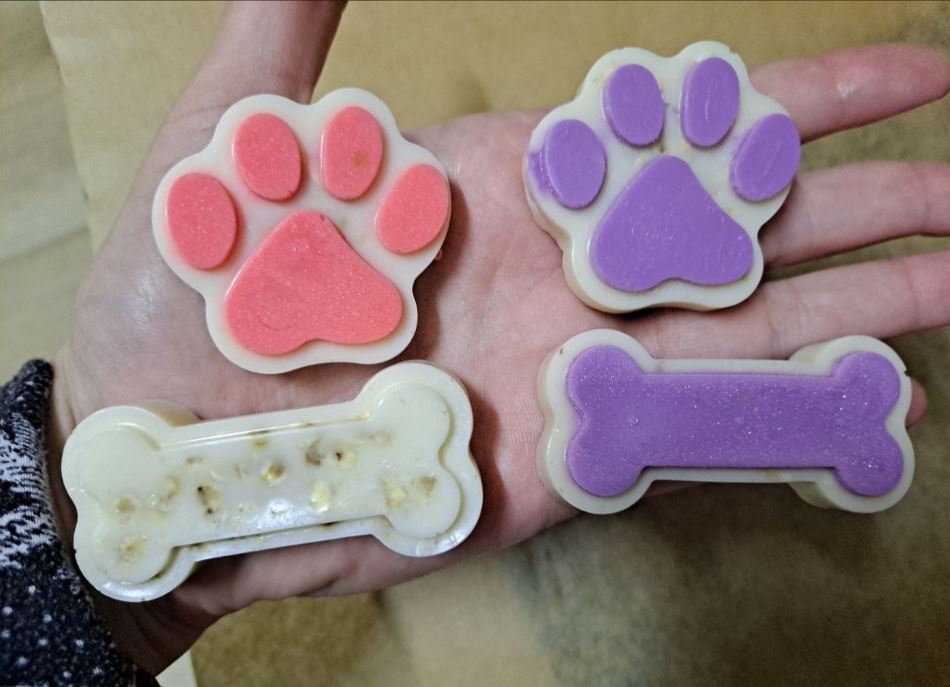 Jabones de avena aptos para mascotas con forma de huella y de hueso