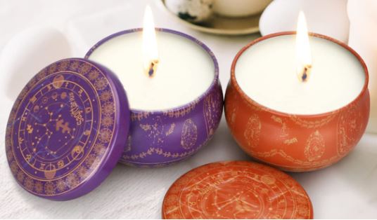 Velas aromáticas de soja zodiacales encendidas